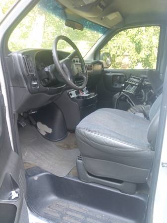 Furgón pasajeros Chevy 3500 extendido 2002 - $5,000 (Fairfax)63616306350083122