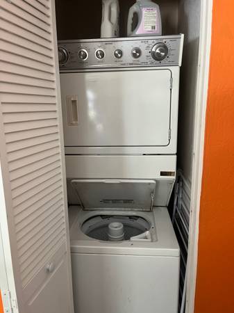 $971 One room in sunny, spacious East Oakland house available Oct 1st (oakland east)63850428153347122