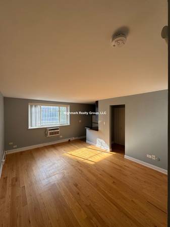 $1,300 🍁🏙️🌞Autumn by the Lake ✨Renovated Studio🍁🏙️🌞 (Chicago)63959876157954121