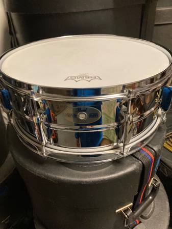 Pearl 14” snare drum. Sounds great! Pickup Kempsville library Virginia 1