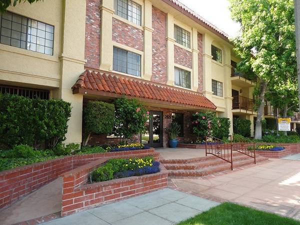 $2,075 / 1br - Best price! * Terrific Apartment * Pool and courtyard * Call us now! * (Burbank)63829234401155120