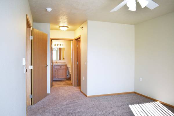 $1,120 / 2br - 1095ft2 - Air Conditioning, In-Unit Laundry, 2BD 2BA (2820 5th Street Northwest, Minot, ND)63895124989314124