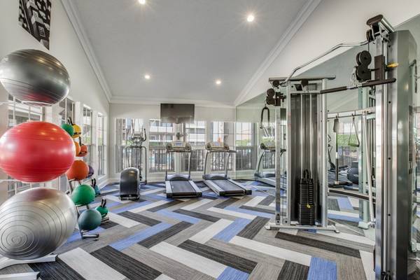 $1,000 / 1br - 658ft2 - Estacionamiento Cubierto Reservado, Programa de Referencia de Residentes, Piscinas de Agua Salada (2700 Martin Dr, Bedford, TX)63796578110337123