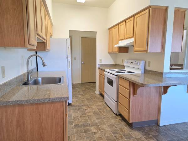 $2,030 / 2br - 1018ft2 - Beautifully Equipped Pass-Through Kitchen, Neutral Color Scheme (2600 NW Century Dr.)63851765298947120