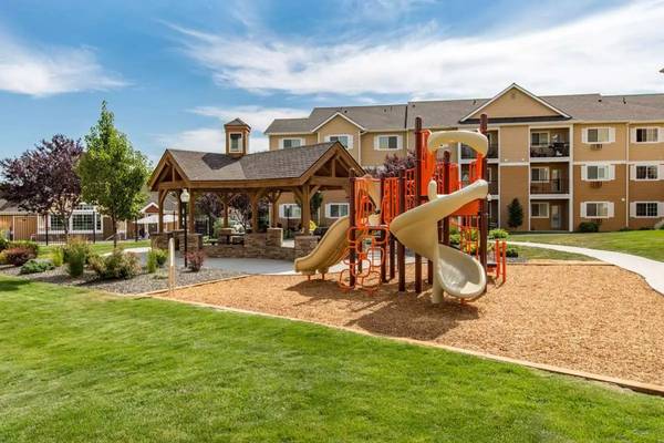$1,900 / 3br - 1348ft2 - 3 bedroom 2 bath with Bay Windows! One Month Free Special! (Richland - West Richland Plaza)63787037948291120