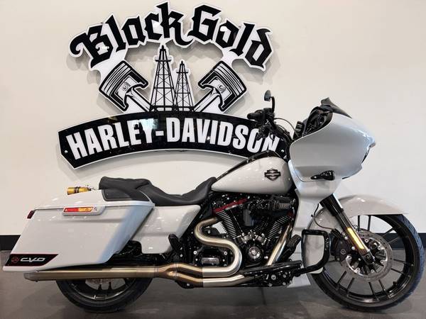 2020 Harley-Davidson® CVO™ Road Glide® FLTRXSE 1