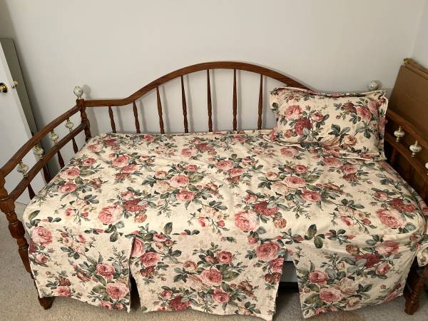 Daybed with trundle - Free 1