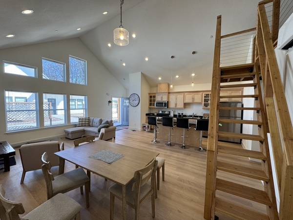 $2,600 / 2br - 1300ft2 - Apartamento amueblado lleno de luz (Mt Shasta)63678201003137120