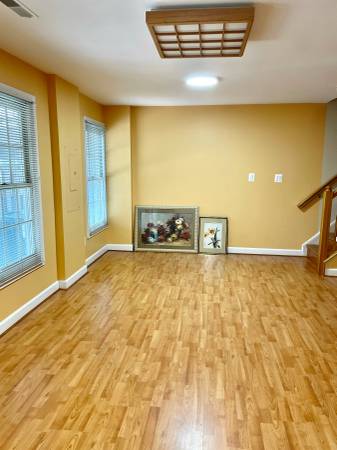 $1,050 STUDIO BASEMENT (NO DOOR) in TOWNHOUSE FOR RENT! ALL-INCLUSIVE!!! (Centreville)63896156547330123
