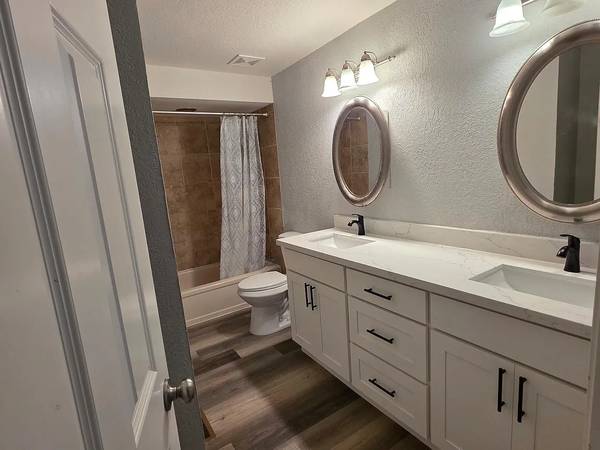 $524 / 1br - Private bedroom available today with attached bath in residence (Omaha)63681695529859122