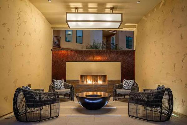 $2,075 / 2br - 1025ft2 - Lots of room to call your own! Spacious 2 bed! Beautiful neighborhood! (Phoenix)64024997141635120