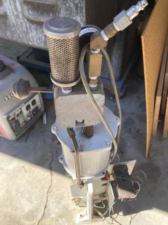 Pneumatic Injection Molding Machine 1