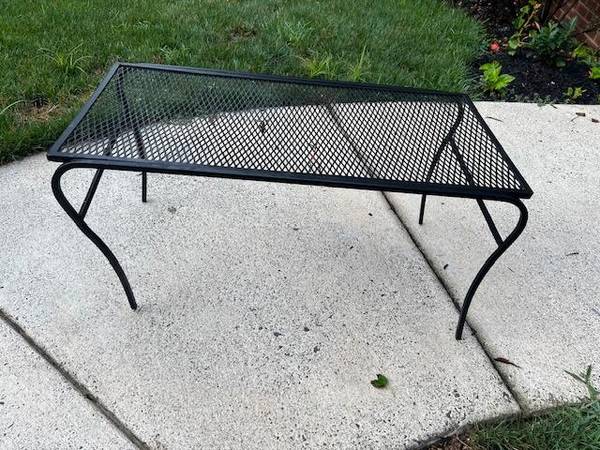 Mesa auxiliar de hierro forjado con parte superior de malla para patio - $20 (Vienna)63471431710595122