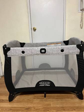 Graco Pack n Play Play Yard with optional Infant Bassinet 1