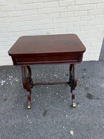 Mesa auxiliar de estilo regencia vintage con base de arpa en caoba flameada - $950 (Fairfax)63471431747201121