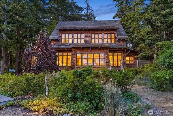 $286 / 3br - Welcome to 90 Montgomery Lane, a waterfront custom home located just outside Eas (Orcas Island, WA 98245)
