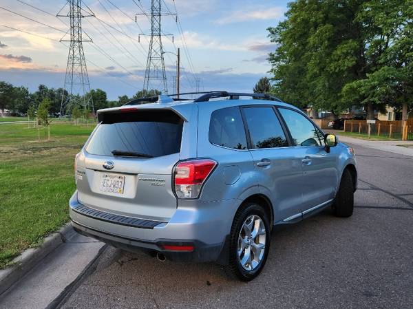 2017 Subaru Forester 2.5i Touring, pocos kilómetros/recorridos, volante calefaccionado, plateado - $12,999 (Englewood)63471913752451122
