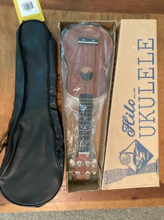 Hilo Deluxe Soprano Ukulele Model #2652 Light Mahogany 1