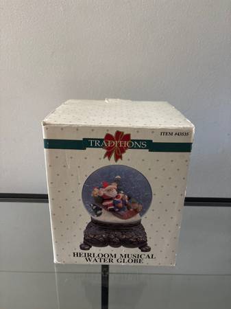 Traditions Heirloom Musical Water Globe 1