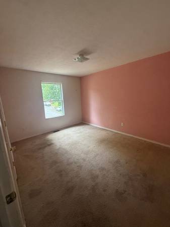 $1,500 / 4br - 2250ft2 - Great location close to Bedford Crane Bloomington (Bedford)63953766226434123