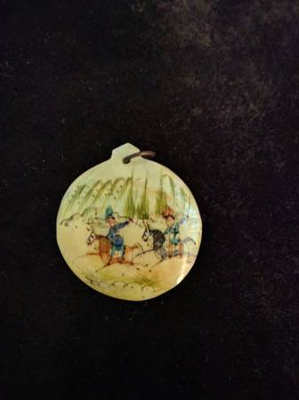 Collar vintage pintado a mano, concha de ostra persa MOP, de un solo lado con Po - $14 (Sherman Oaks)63435408446723122