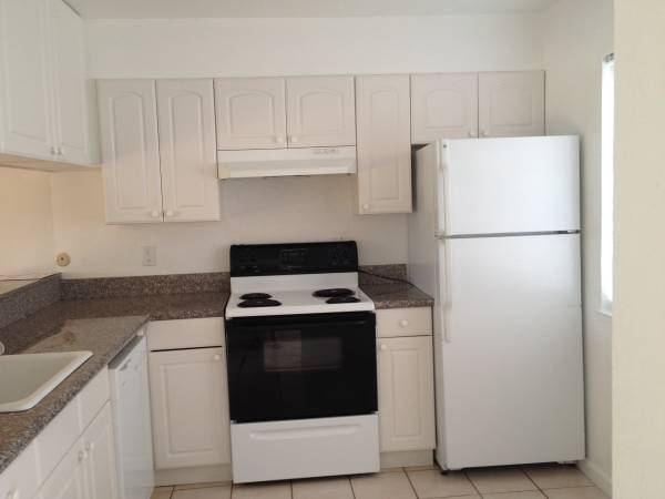 $3,100 / 2br - ***VIEW - LARGE TOWNHOME IN CARLMONT*** (belmont)63682796695555122