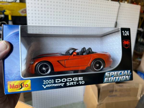 Maisto 2003 Dodge Viper SRT-10 1:24 1