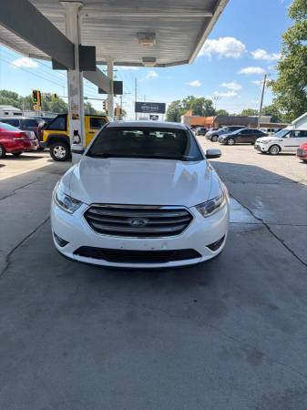 2016 Ford Taurus SEL 4dr Sedan EZ FINANCING AVAILABLE 1