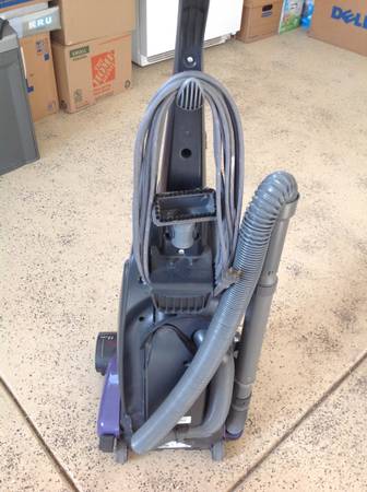 ¡Kenmore Progressive Aspiradora vertical sin bolsa en buenas condiciones! - $6963470115800449122