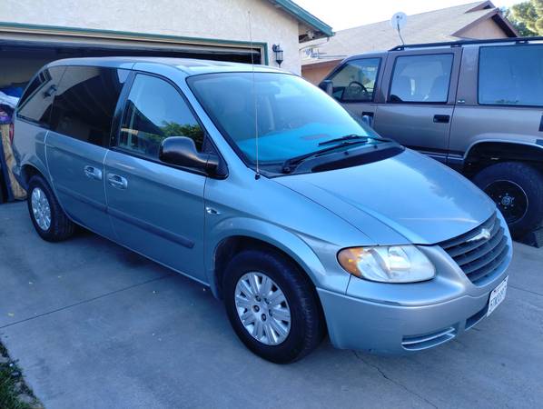 2005 CHRYSLER TOWN & COUNTRY, pocos kilómetros, revisión de emisiones realizada - $3.490 (Lancaster, CA)63437236491521123