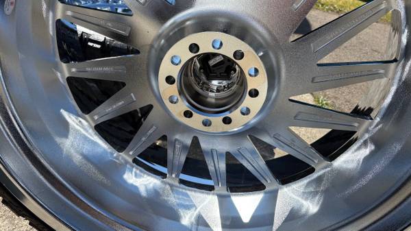26x12 TIS, llantas y neumáticos nuevos profundos, 6 agujeros universal - $3.700 (Auburn)63470087310083124