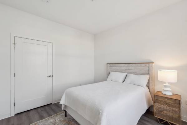 $2,250 / 2br - 1 Month Free! - OFF STREET PARKING! Beautiful 2 Bedroom Apartment (Framingham, MA)63699544969603123