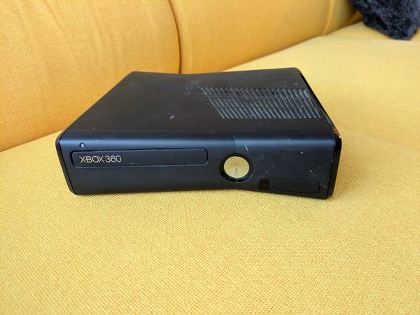 X-Box 360 with Controller, Kinect and Games 1