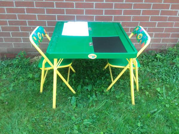Crayola table and chair set 1