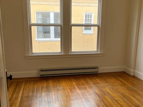 $1,645 / 2br - Top-Floor 2-Bedroom Flat with Hardwood Floors and Natural Light63413866262657121