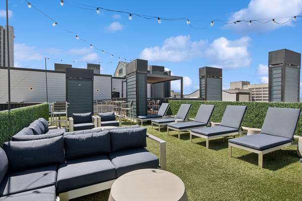$2,915 / 2br - 950ft2 - 6 semanas de alquiler gratis Estacionamiento en garaje de dos niveles 3 meses gratis, vistas a la ciudad (600 7th Ave, Seattle, WA)63688586837123123