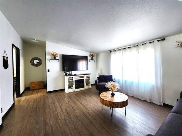 $339,900 / 3br - 1568ft2 - OPEN HOUSE SAT 9/27 & Sun 9/28 @ 11AM-1PM. (Pasco)63821615828483123