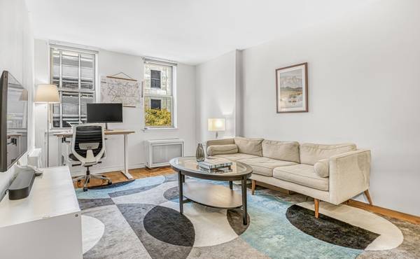 $2,080 / 1br - 600ft2 - Subarriendo ahora disponible! Un dormitorio en el corazón de Hills Kitchen (Uptown)63862608534401120