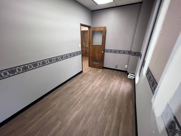 $1,300 / 466ft2 - 466 sqft two room suite plus reception, with windows. $1,300 (Athens)63792067321475124