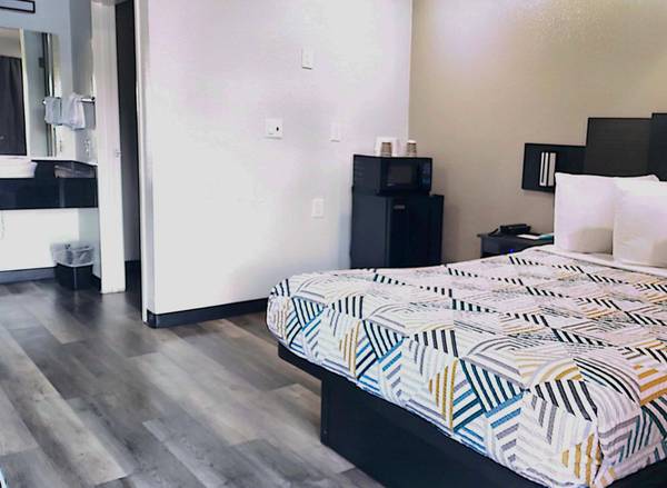 $450 / 1br - 2 Queen Beds or 1 King >> FLAT WEEKLY RATE - All-Inclusive Rate (Sacramento South & Elk Grove)64043835740675123