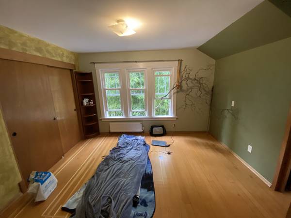 $995 / 1br - Big bedroom w/2 walk-in closets in Earthy Home (Ravenna)63659484159875121