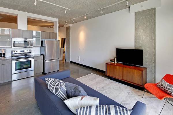 $1,825 / 492ft2 - Bring Your Furry Friends Too! No Pet Deposits!63688333554049122