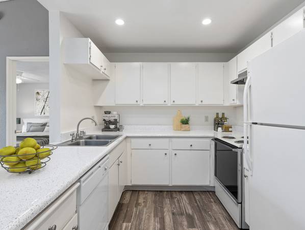 $2,470 / 2br - WELCOMING COMMUNITY & GREAT AMENITIES !! TOUR AND APPLY (VISTA)63878476895491124