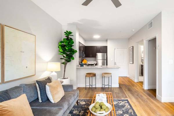 $3,351 / 2br - 1140ft2 - In-Home Washer & Dryer, Package Lockers, 2/BD (6300 Variel Ave, Los Angeles, CA)63701129998209121