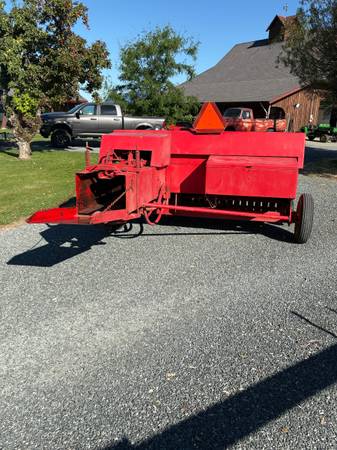 Massey Ferguson 120 Prensadora de heno - $2500 (Chilliwack, C.B.)63435754838915123