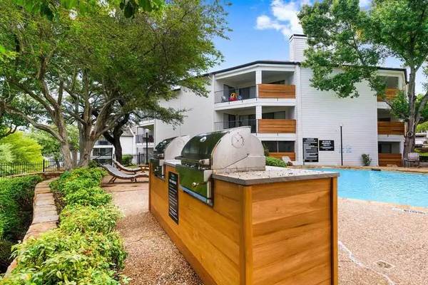 $1,010 / 1br - 652ft2 - Come home to Tides on Oakland Hills! Washer/dryer in unit. Tour today! (Fort Worth - Fort Worth Water Gardens)63796257234563120