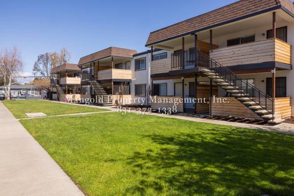 $2,325 / 2br - 950ft2 - Apartamento de dos dormitorios en planta alta ubicado en los Howard Manor Apartments (Hollister)64054767137795120