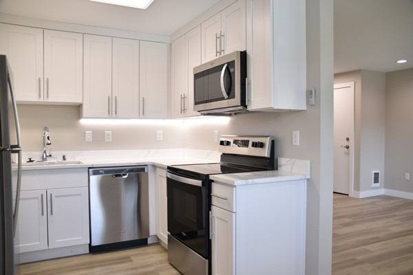 $1.795 / 1br - 690ft2 - ¡Totalmente renovado! Apartamento de 1 dormitorio y 1 baño, lavadora/secadora dentro, cocina moderna, piscina (Auburn, condado de South King)63850754734595122