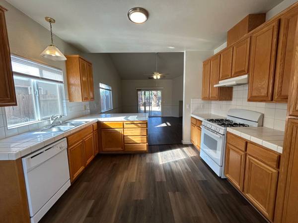 $2,275 / 3br - 1307ft2 - 3625 Incline Ct. (Riverbank, CA)63970159500675121