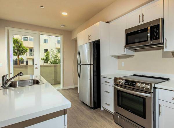$2,720 / 1br - Vista 1B completamente renovado + microondas, área comunitaria al aire libre para parrilladas y más (Vista)63657123853955123